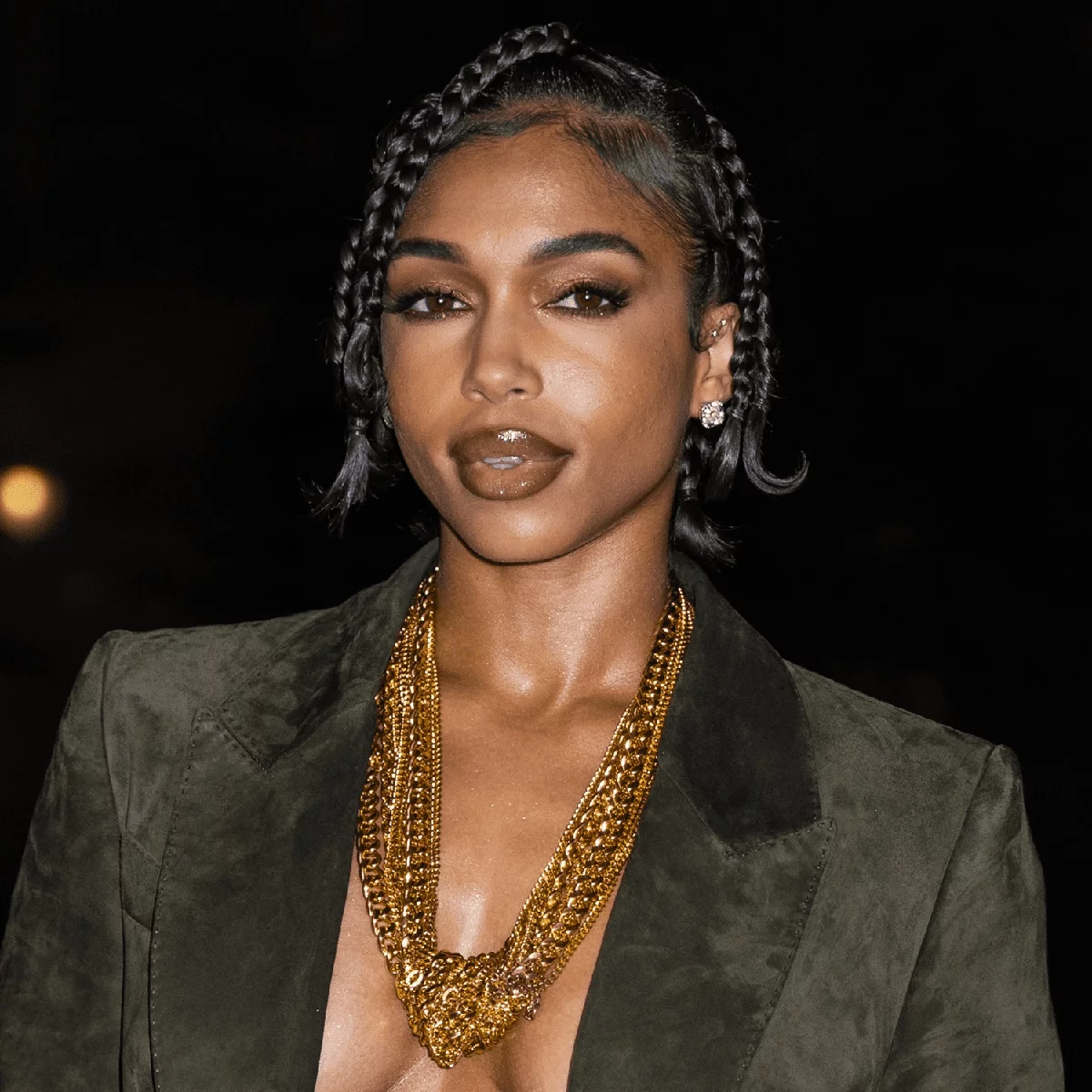 junge Frau hat dunkles kinnlanges Haar