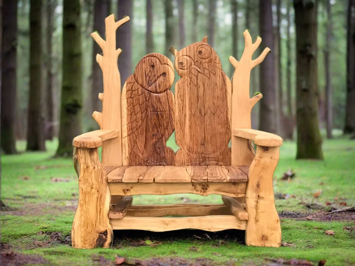Unikat - zwei geschnitzte Eulen schmücken diesen Holzstuhl Garten 