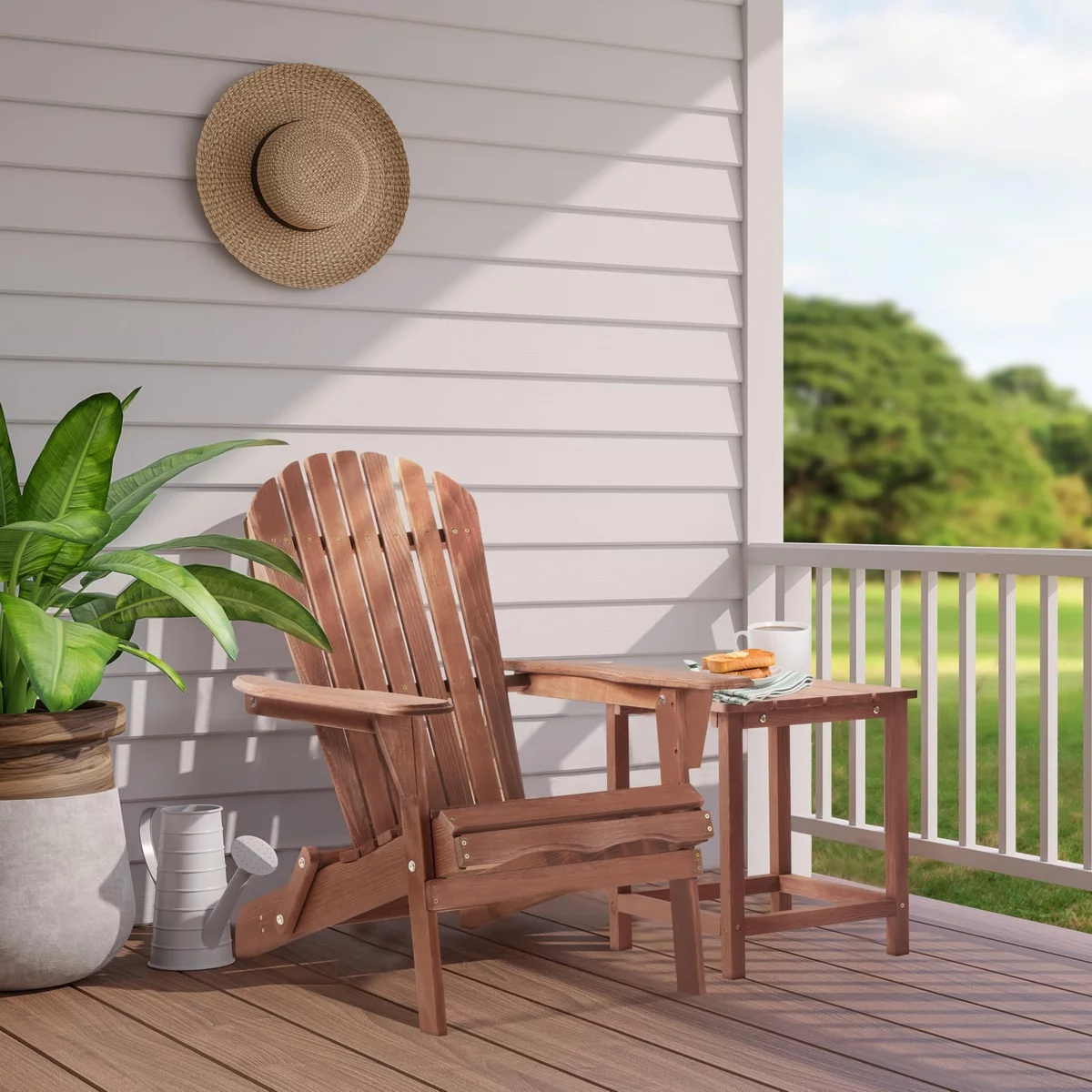 ein Outdoor-Sessel aus Holz steht auf dem Balkon 