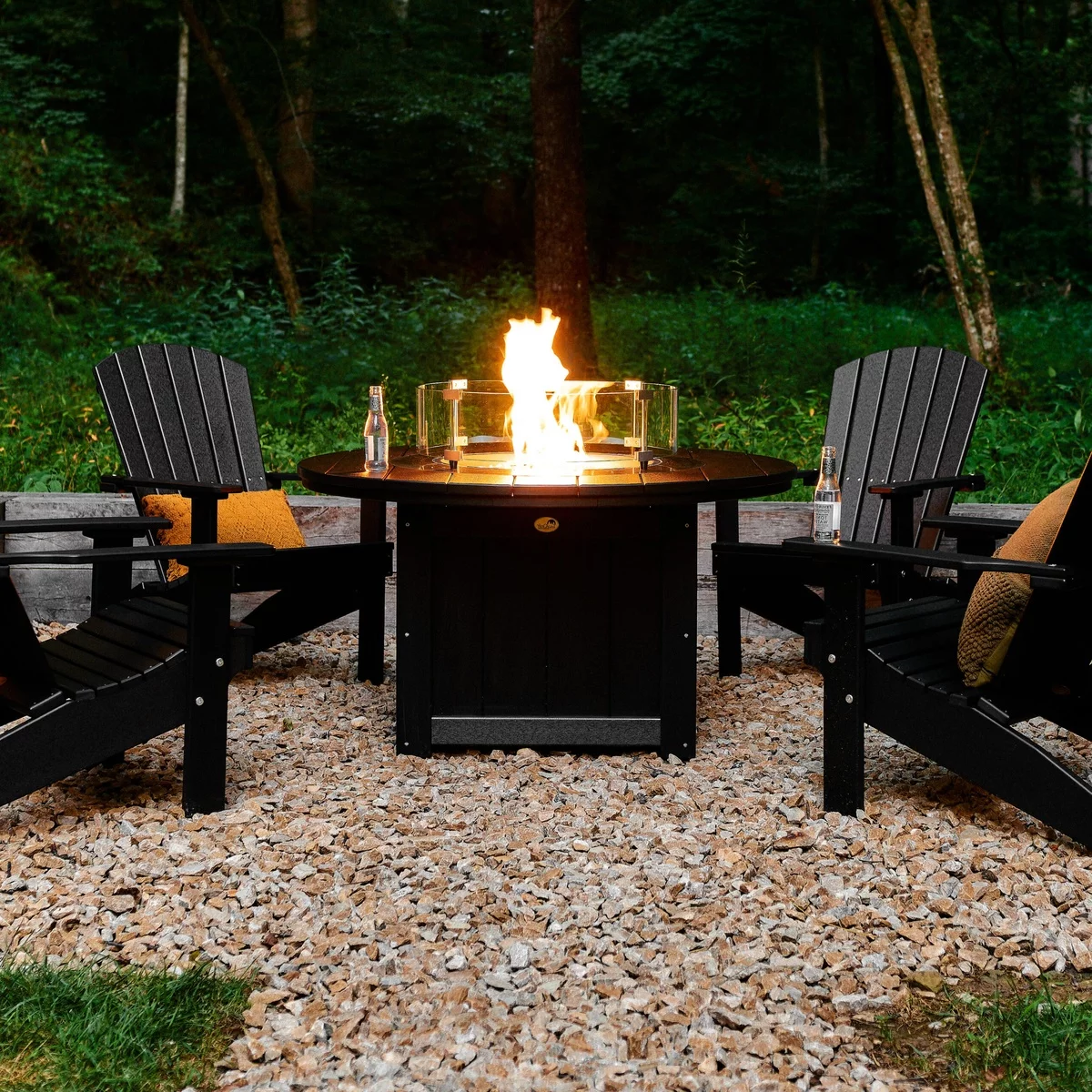 Feuerstelle und bequeme Selles aus Holz im Garten 