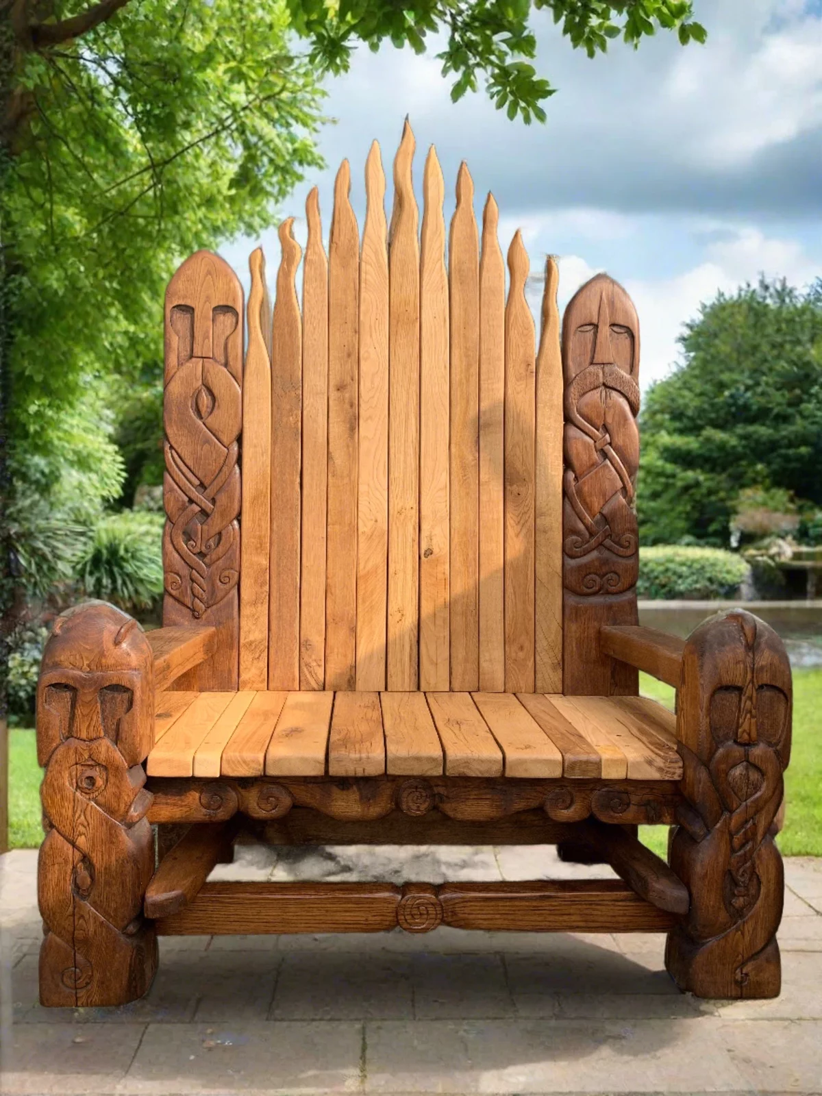 eigenartige Schnitzerei schmückt diesen Holzstuhl und macht ihn zum Unikat 