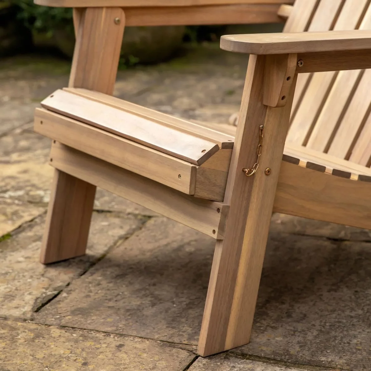 weiche Formführung und Wölbungen im Design - Holzstuhl Garten 