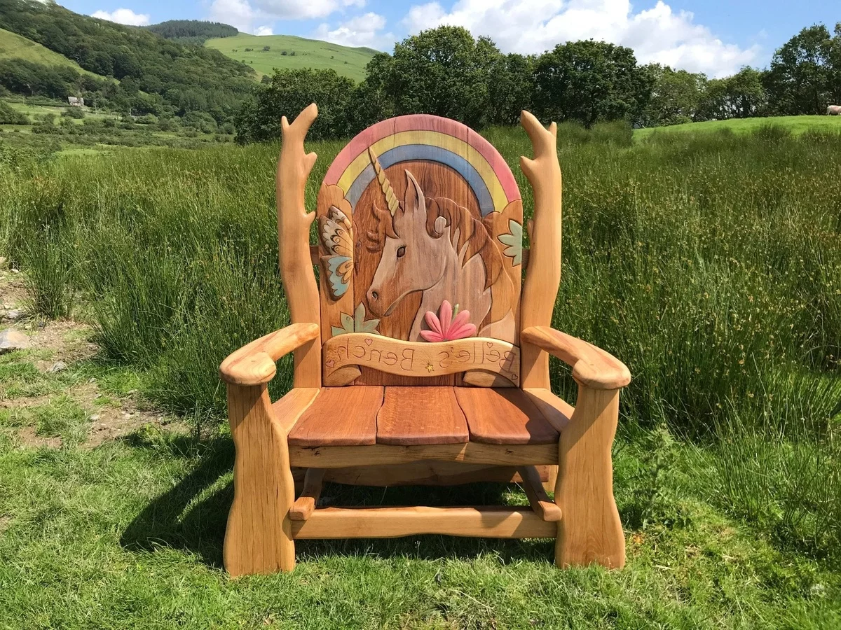 meisterhaft geschnitztes Einhorn macht diesen Holzstuhl zum Blickfang 