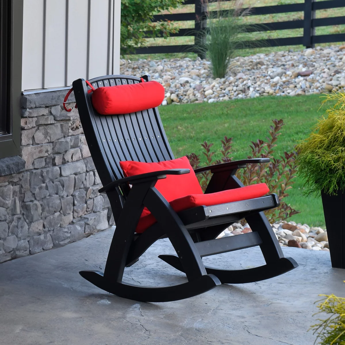 bequemer Schaukelstuhl in Schwarz gestrichen mit roter Polsterung 
