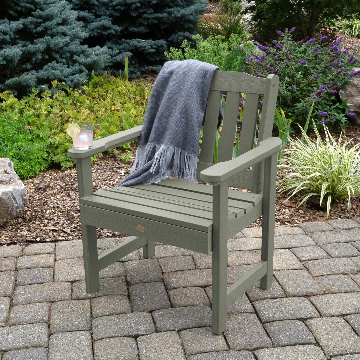 grauer Holzstuhl Garten mit grauer Wurfdecke