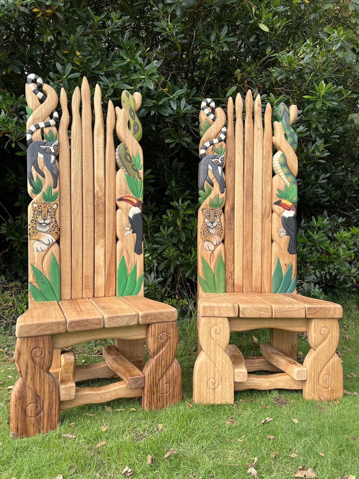 zwei Holzstühle mit Schnitzerei und fein bemalt