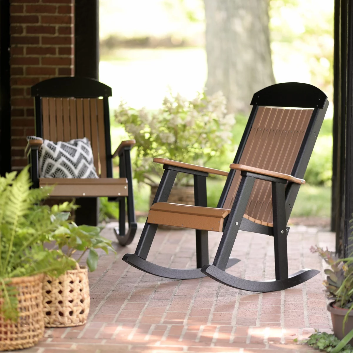 zwei bequeme Schaukelstühle für den Outdoor-Bereich 