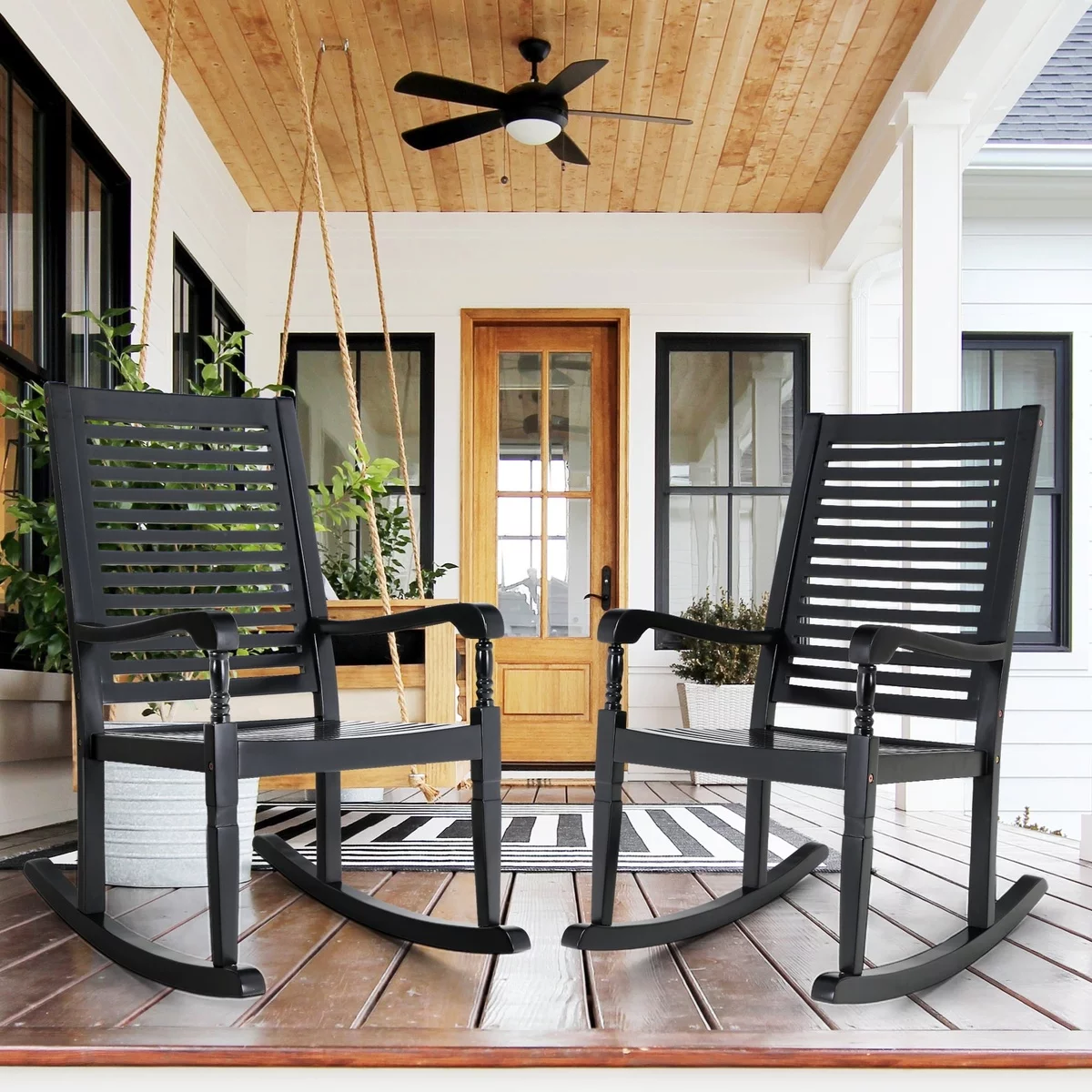 zwei klassiche Schaukelstühle in schwarz 