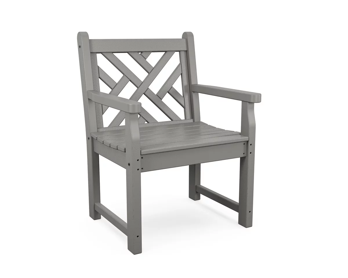 grauer Holzstuhl Garten im klassischen Design 