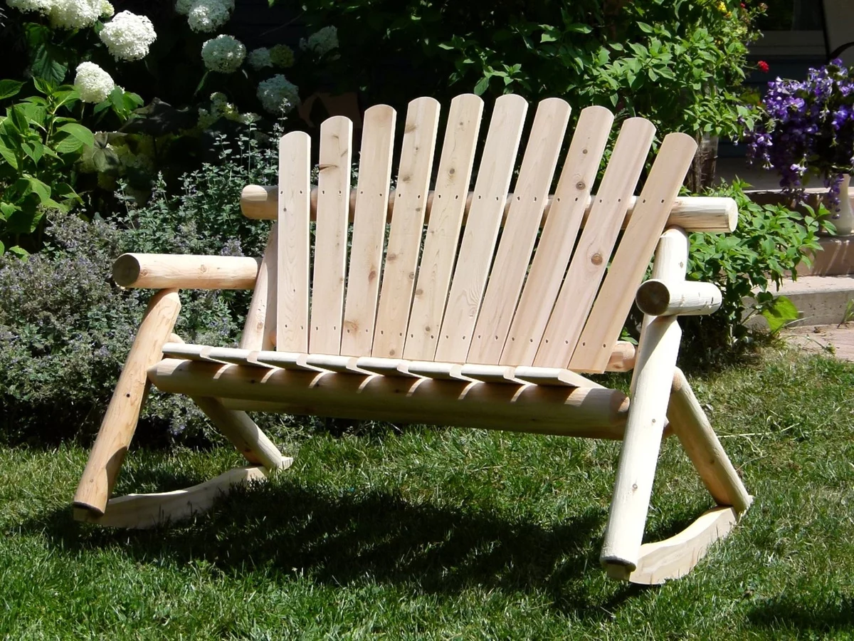 interessante Sitzbank aus Holz für den Garten 