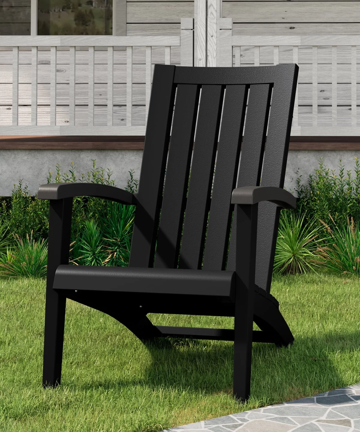 bequemer Stuhl aus Holz in Schwarz gestrichen auf dem grünen Rasen 