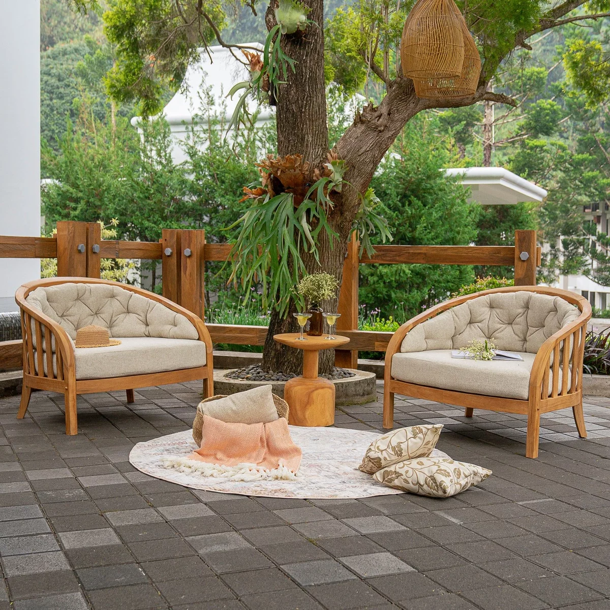 zwei Outdoor-Sessel mit weicher Polsterung im Freien 