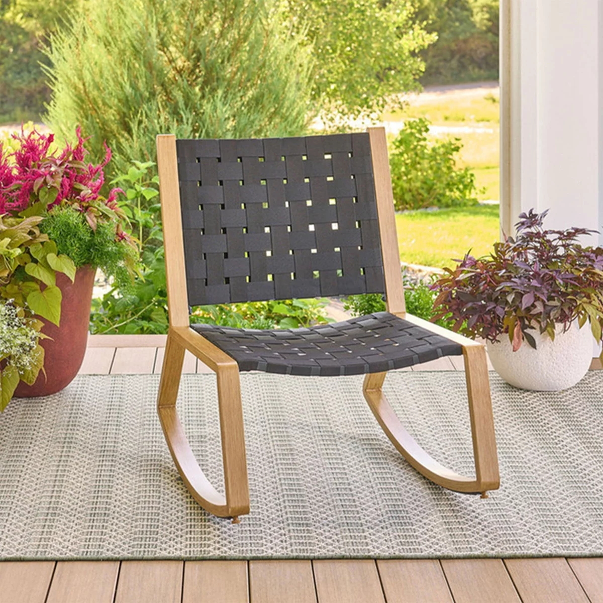 leichter Outdoor-Stuhl mit Holzkonstruktion 