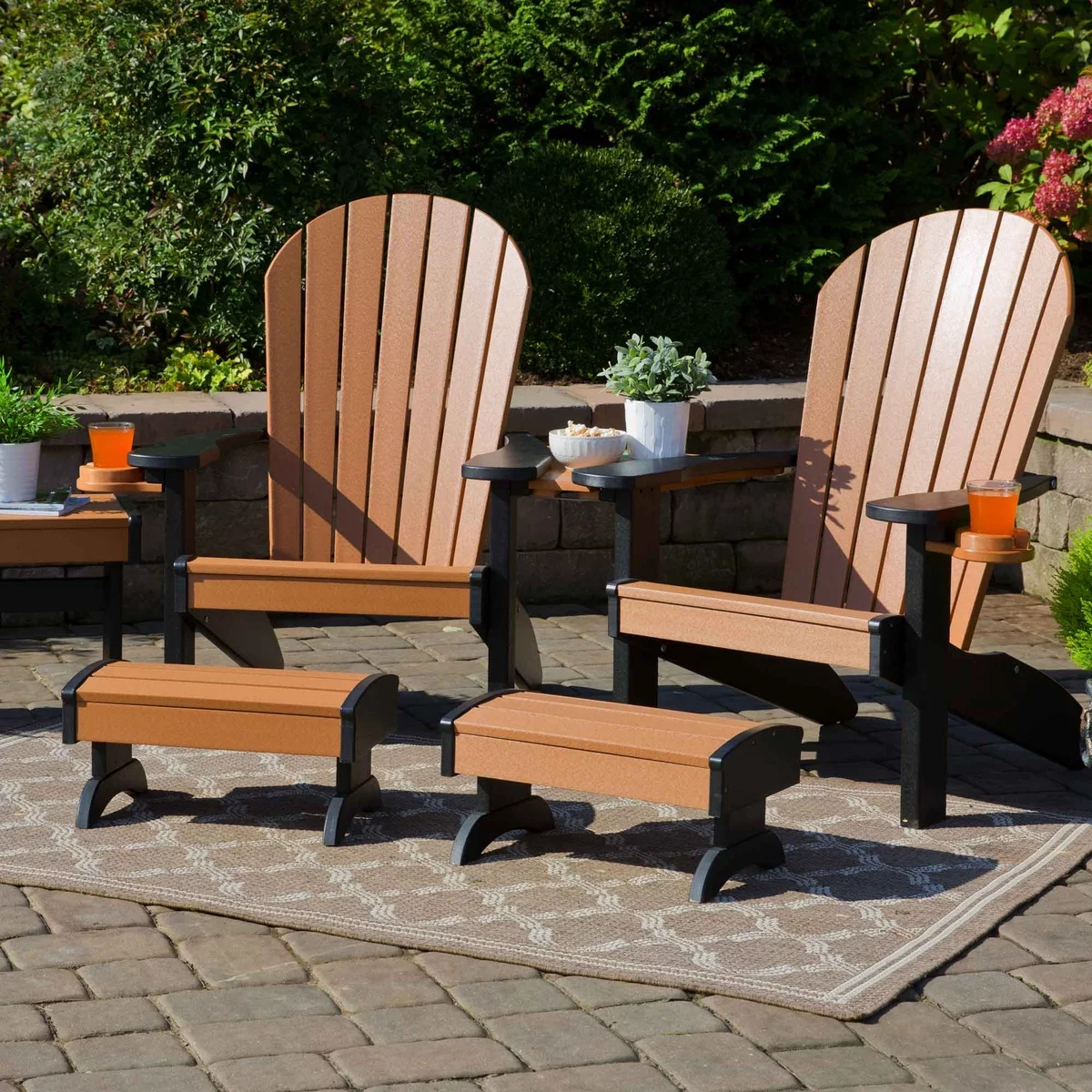 zwei Holzstühle mit zwei Hockern im modernen Design 