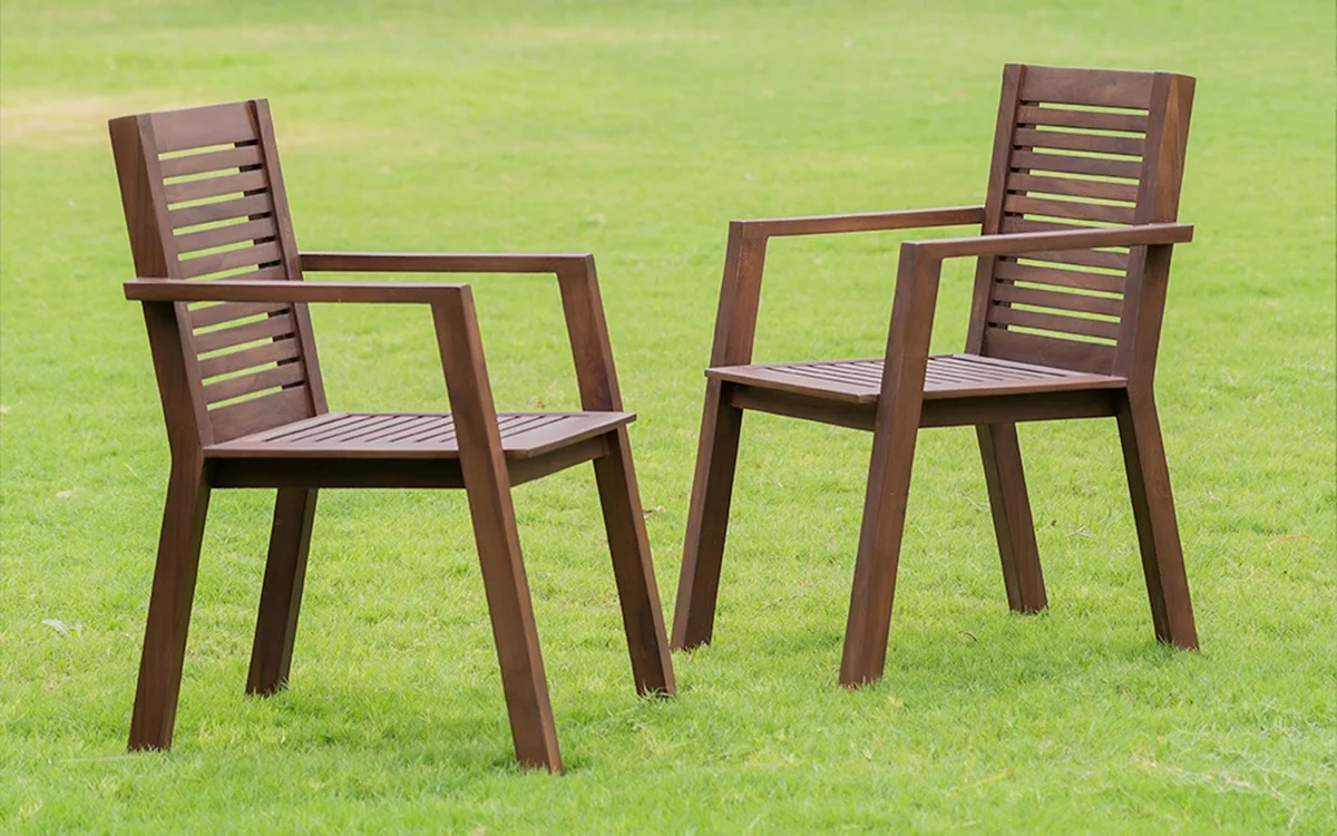 Holzstuhl Garten - zwei bequeme Stühle auf dem Rasen platziert