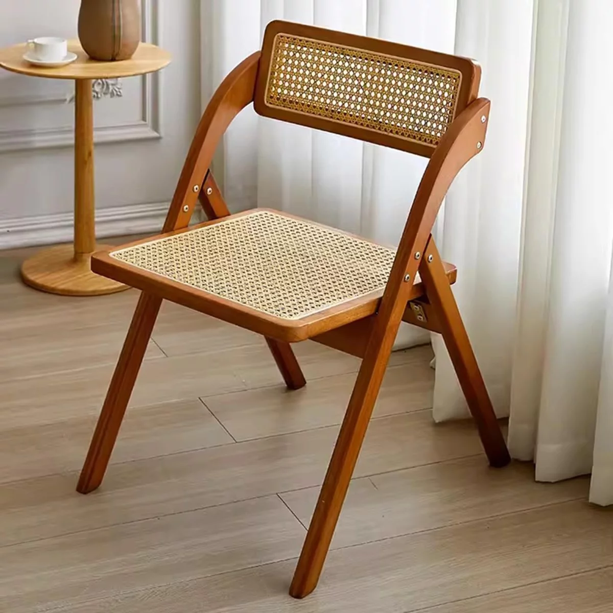 moderner Outdoor-Stuhl aus Holz im Haus platziert