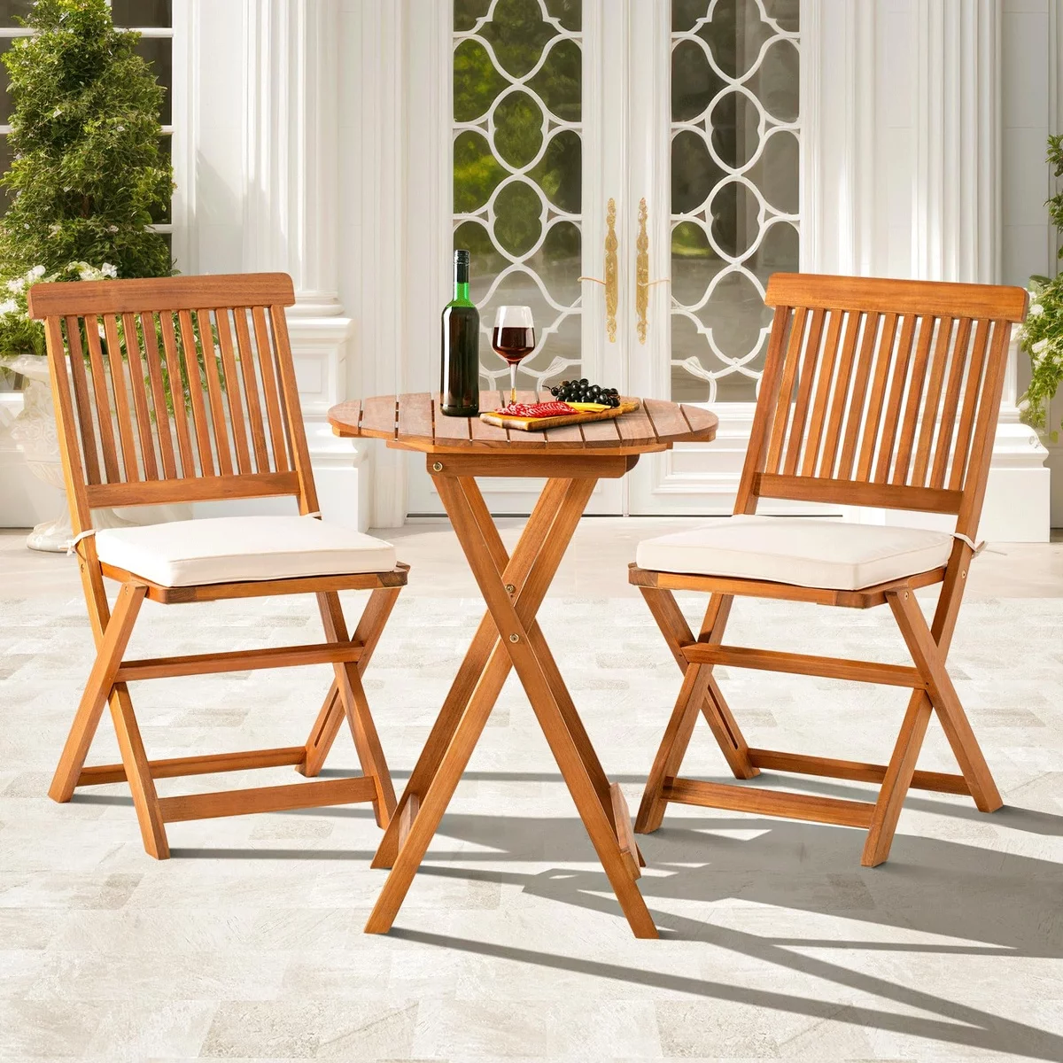 Holzstuhl Garten - runder Tisch und ywei Holzstühle im Freien 