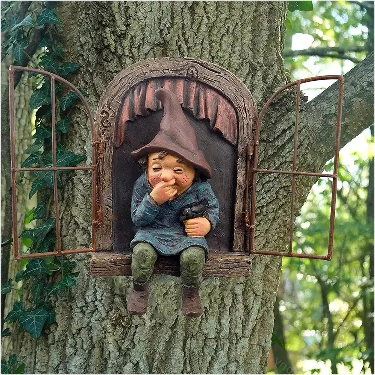kleiner Zwerg kommt aus seiner Höhle im Baum - ausgefallene Deko im Garten