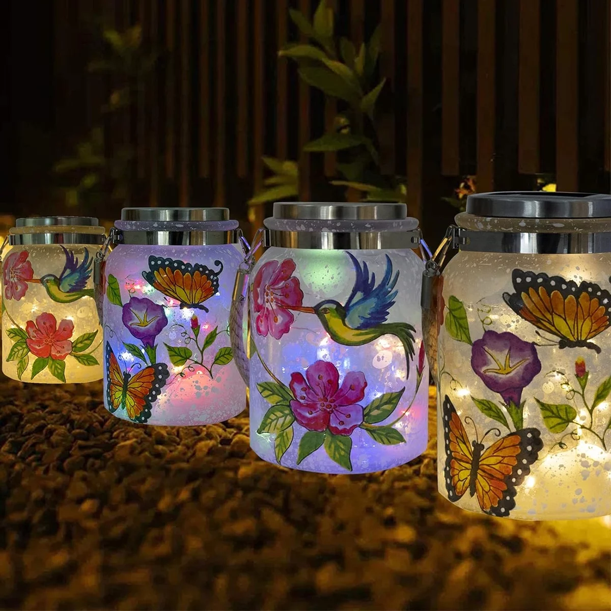 Lichter in bunt bemalten Gläsern - ausgefallene Deko im Garten