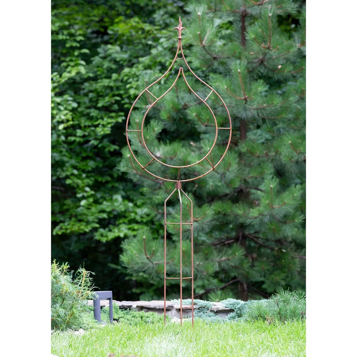 ein Winspiel aus altem Metall im Garten