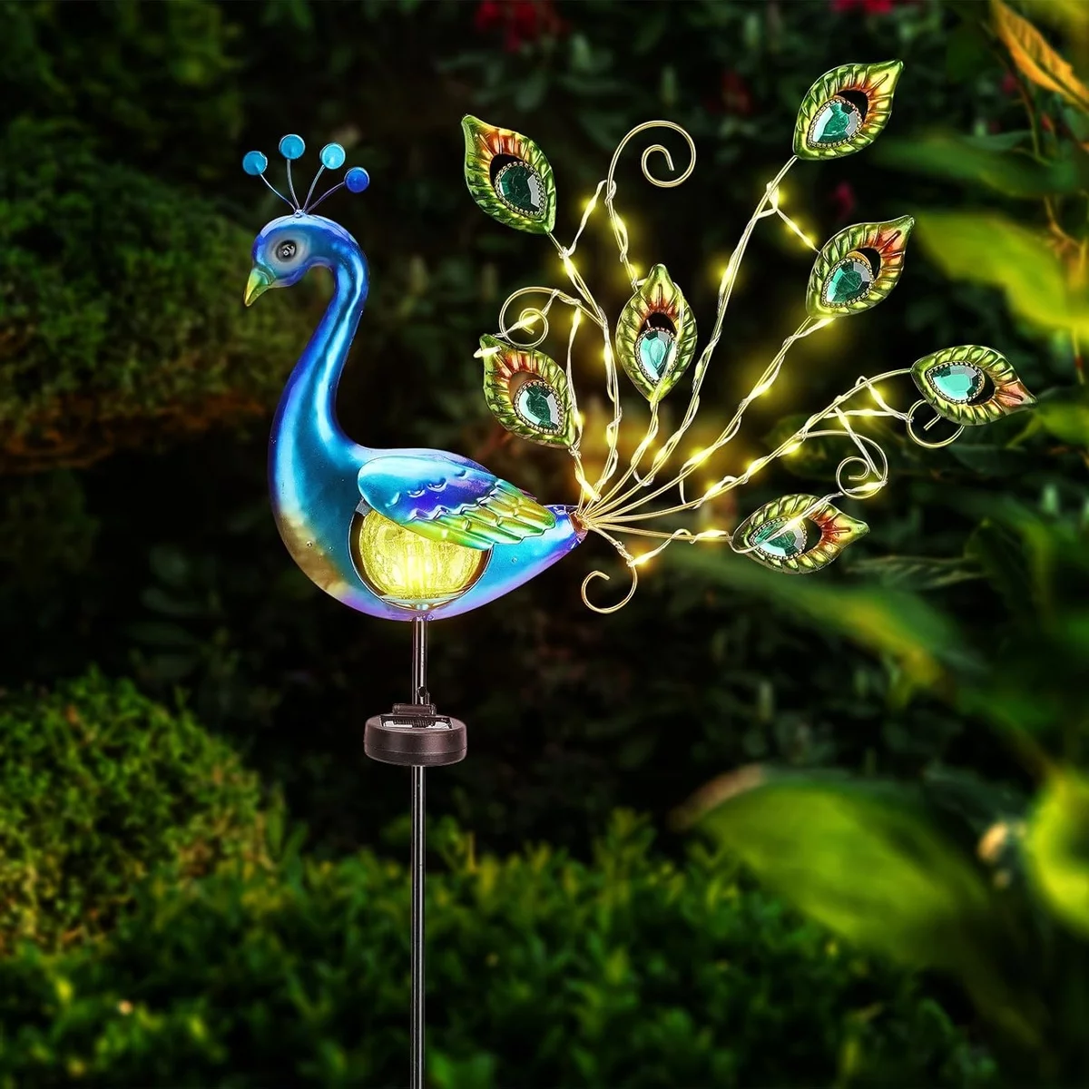 ausgefallene Deko im Garten - leuchtender bunter Pfaun