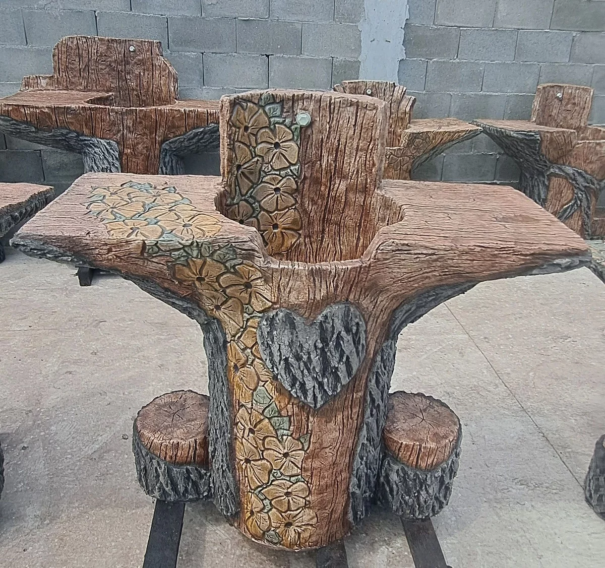 ausgefallene Deko im Garten - selbst geschnitzter Tisch aus Holz