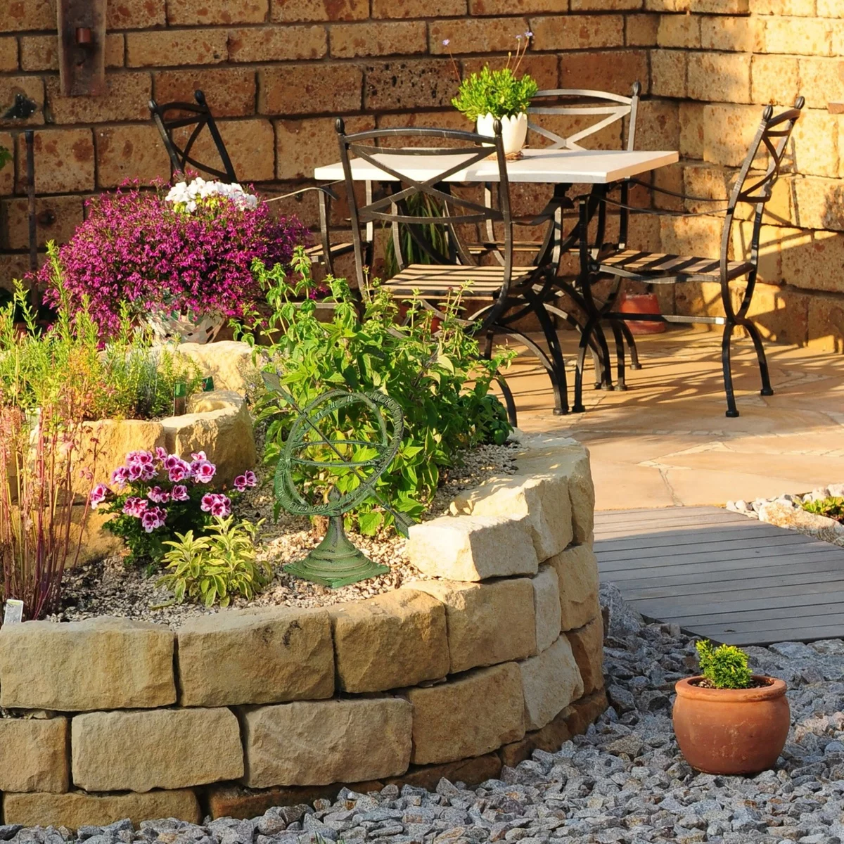 Spirale Blumenbeet aus Steinen - ausgefallene Deko im Garten