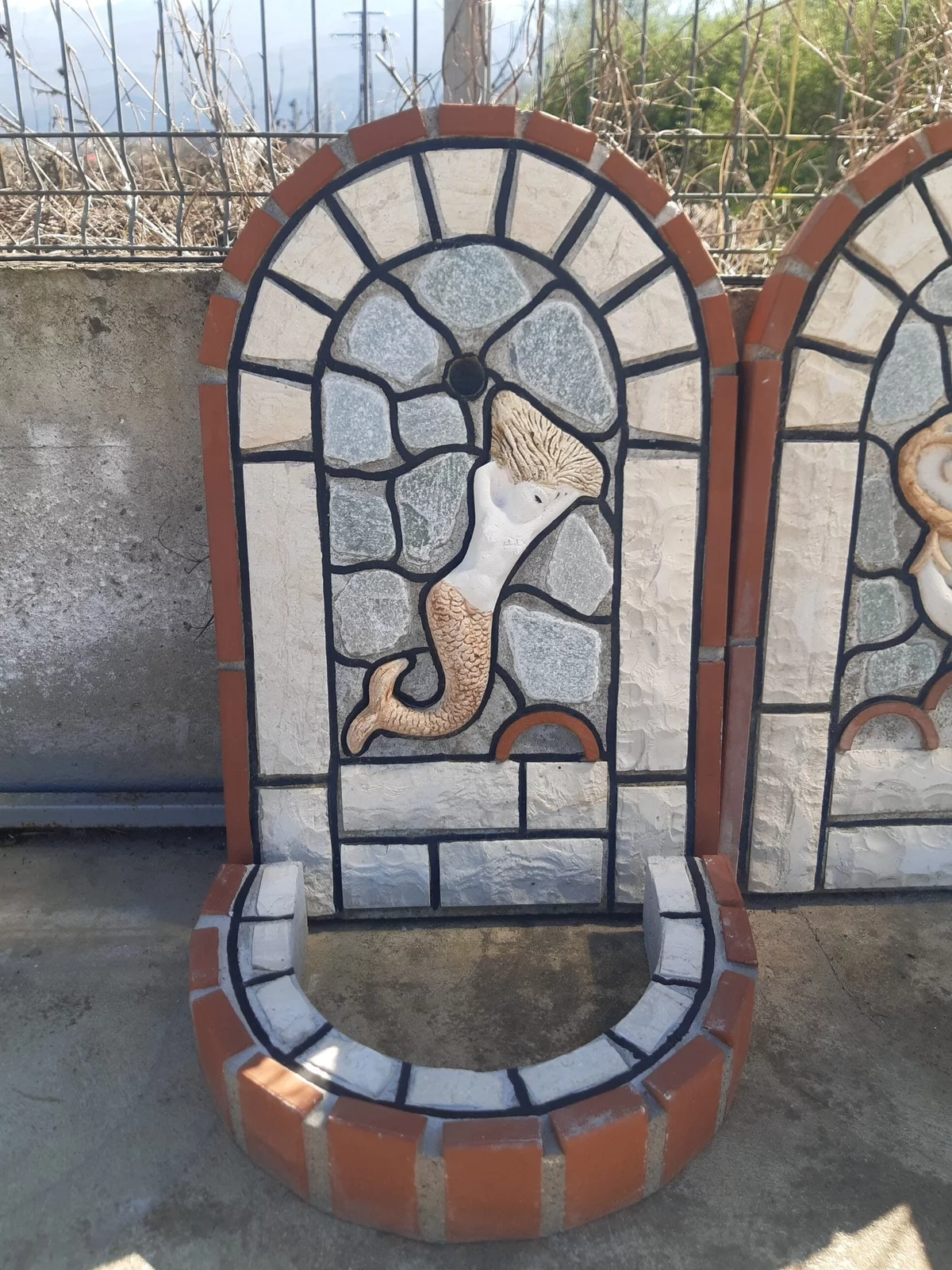 aus Steinen gemeisterter Wasserbrunnen - ausgefallene Deko im Garten