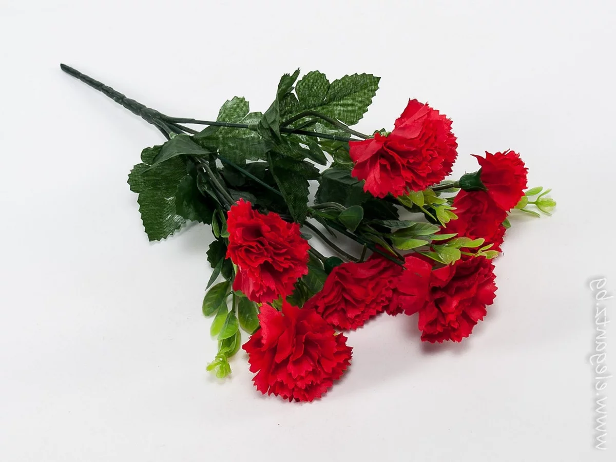 Strauß aus künstlichen roten Nelken