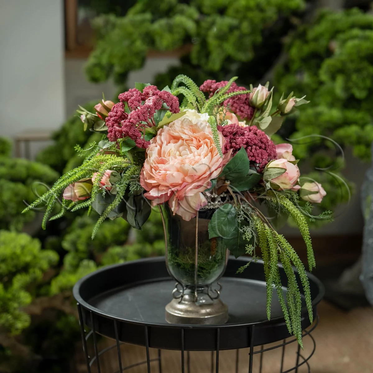 künstliche Blumenarrangements - ein Hingucker in Vase auf einem Beistelltisch
