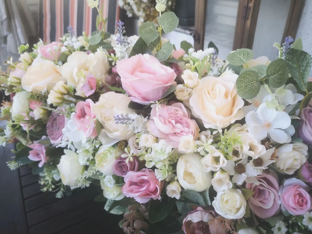 künstliche Blumenarrangements - rosa Rosen und andere Blumen