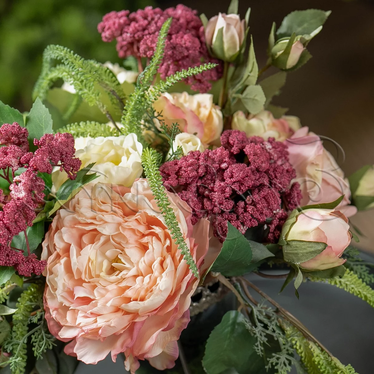 herrlicher und pflegeleichter Hingucker - künstliches Blumenarrangement