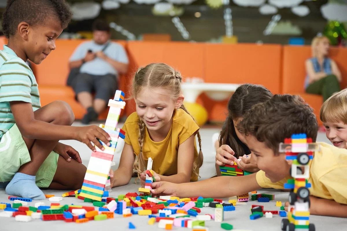 im Kindergarten spielen mit Lego Steinen 