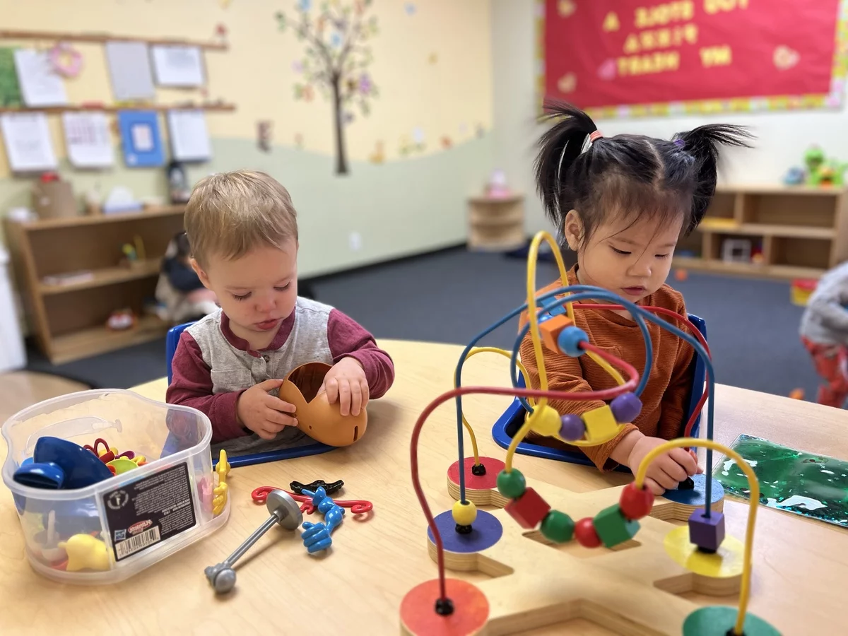 Kleinkinder - Junge und Mädchen - spielen und sind dabei kreativ 