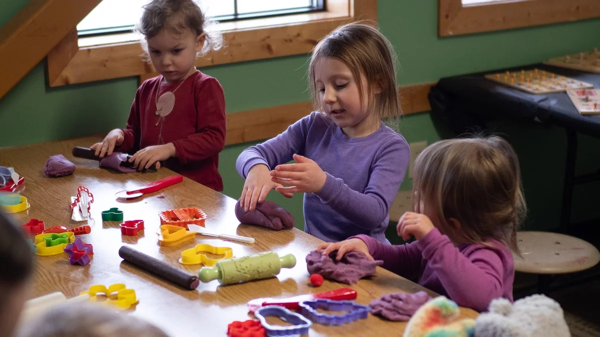 im Kindergarten spielen die Kleinen mit Knetemasse