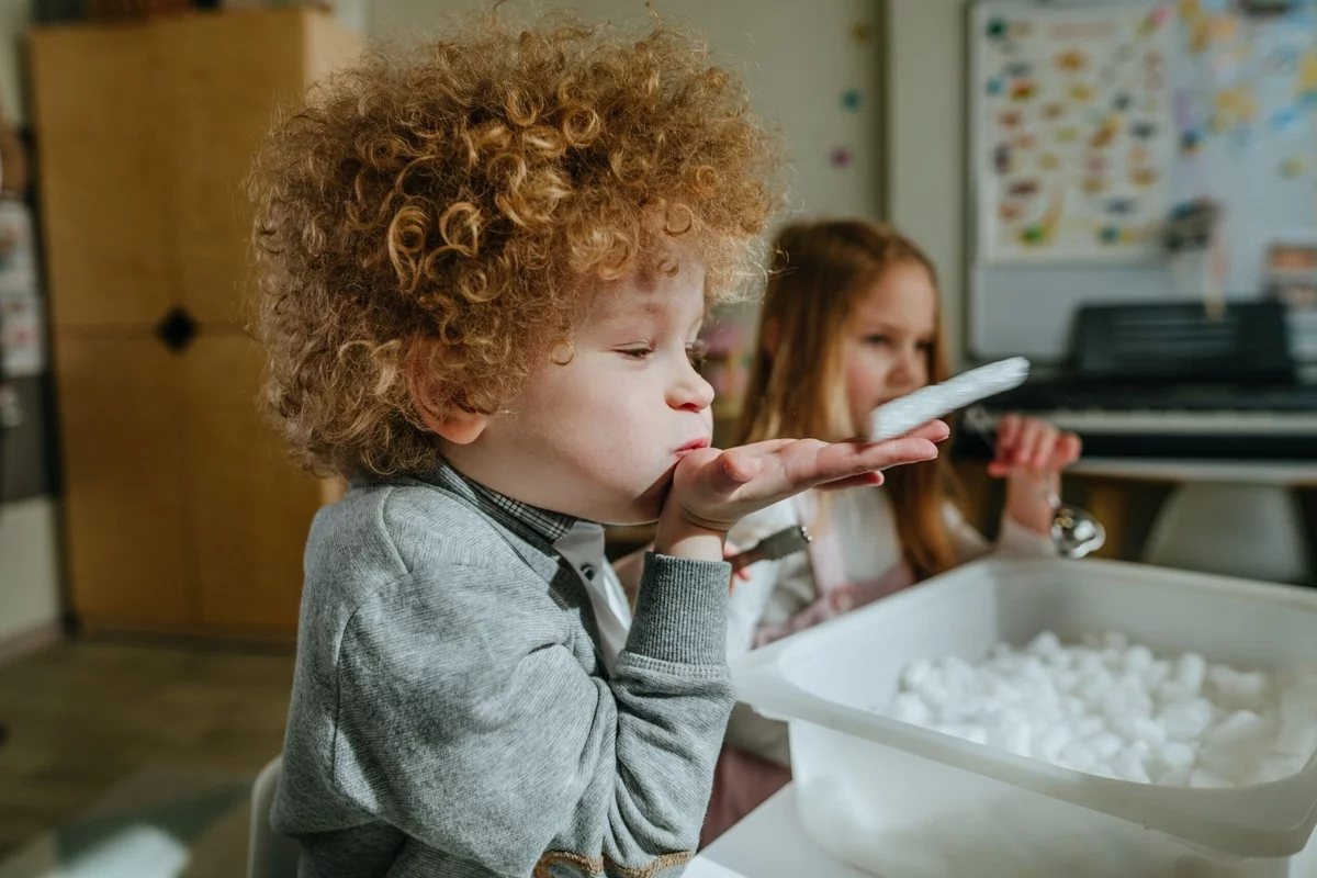 im Kindergarten spielen die Kleinen und haben Spaß 