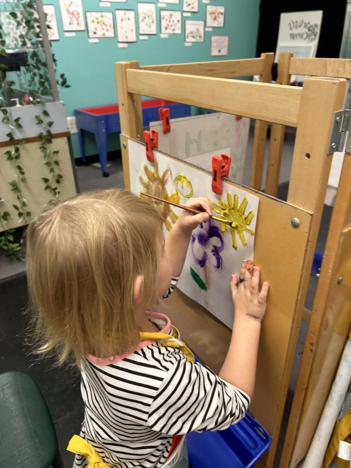 Malen ist eine kreative Aktivität im Kindergarten 