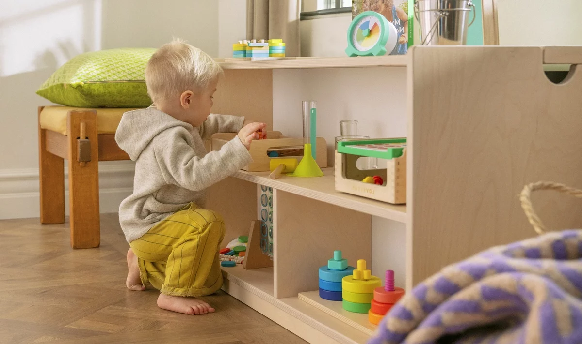 Montessori Spielraum zu Hause - kleiner Junge beim Spielen 