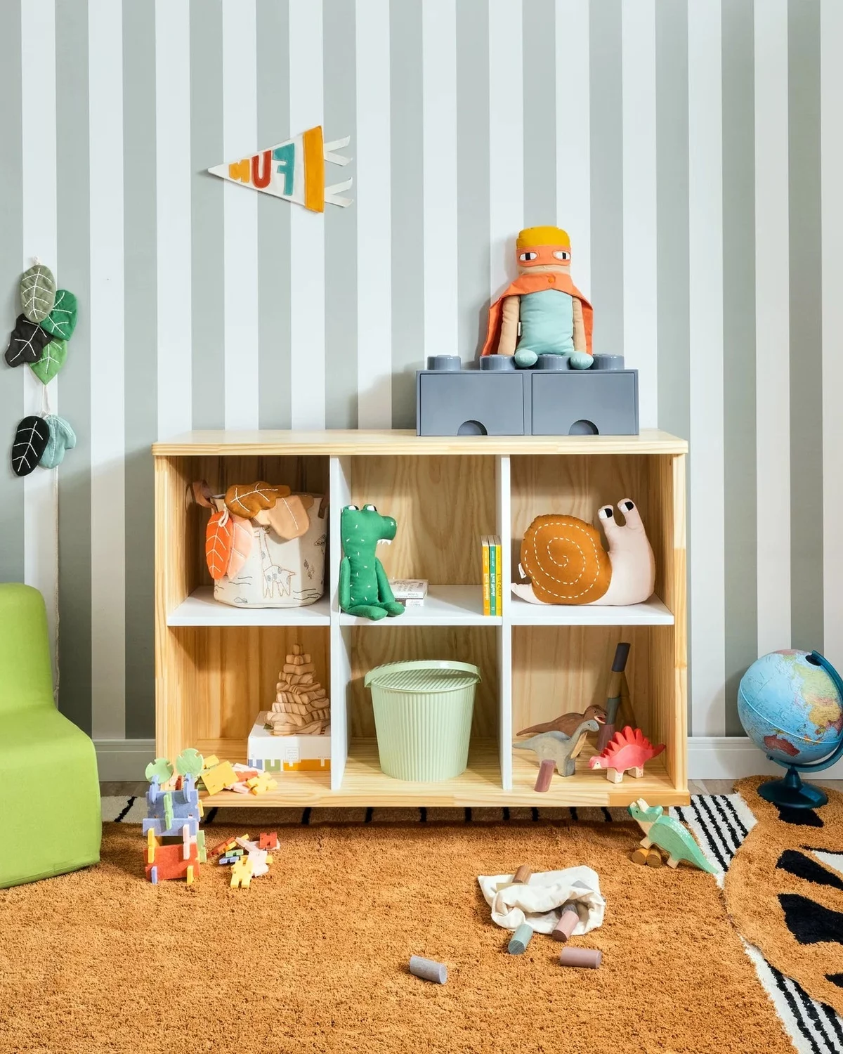 Ecke zum Spielen eingerichtet im Montessori Spielraum zu Hause 