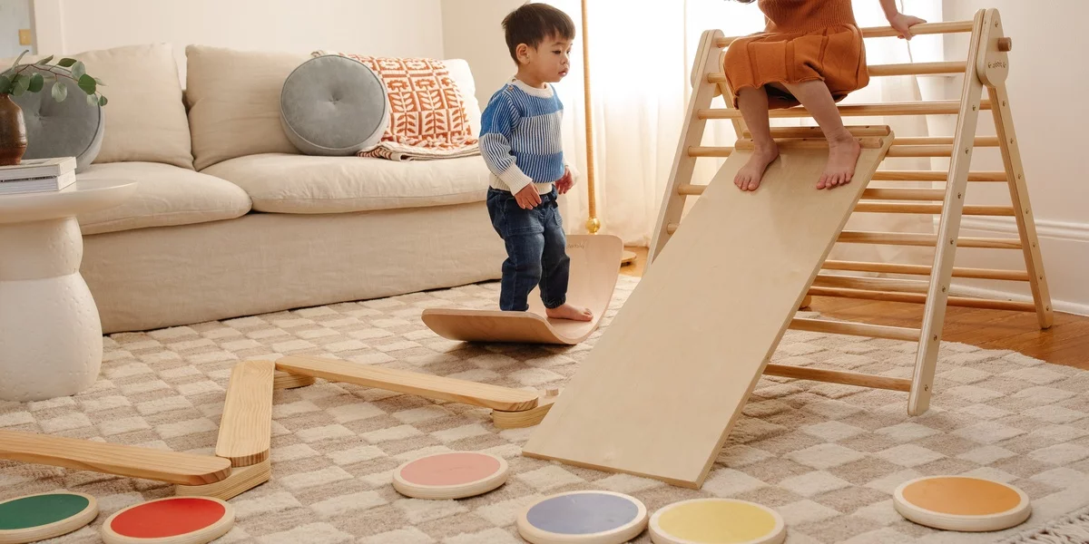 zwei Kinder beim Spielen imMontessori Spielraum zu Hause 