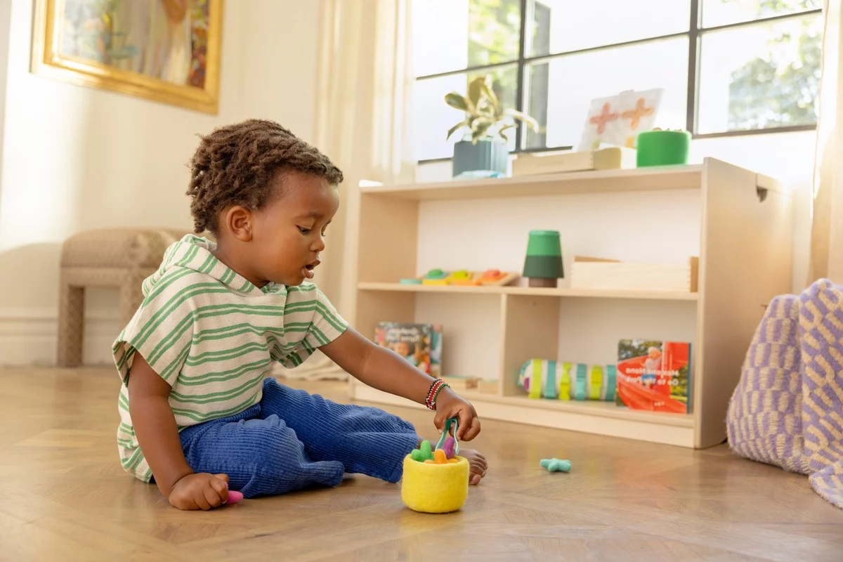 kleiner Junge spielt im Montessori Spielraum zu Hause 