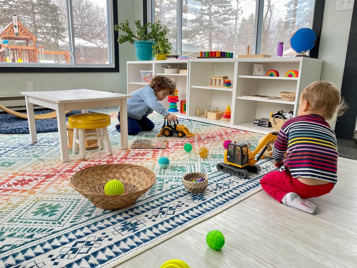 zwei Kinder beim Spielen im Montessori Spielraum zu Hause 