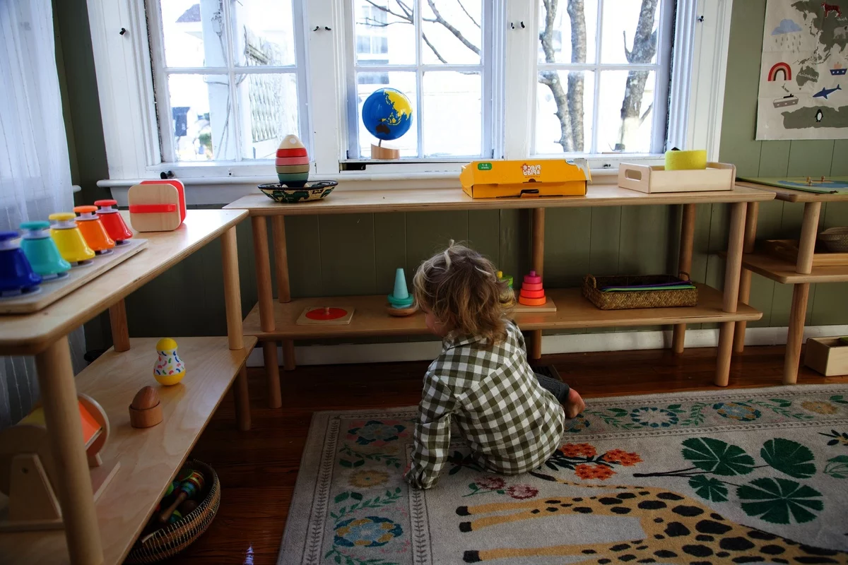 kleiner Junge im Montessori Spielraum zu Hause 