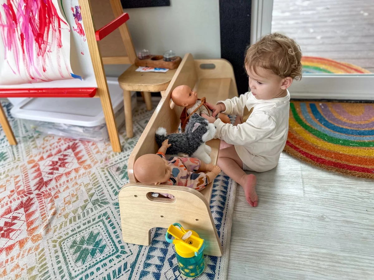 Kleinkind beim Spielen im Montessori Spielraum zu Hause 