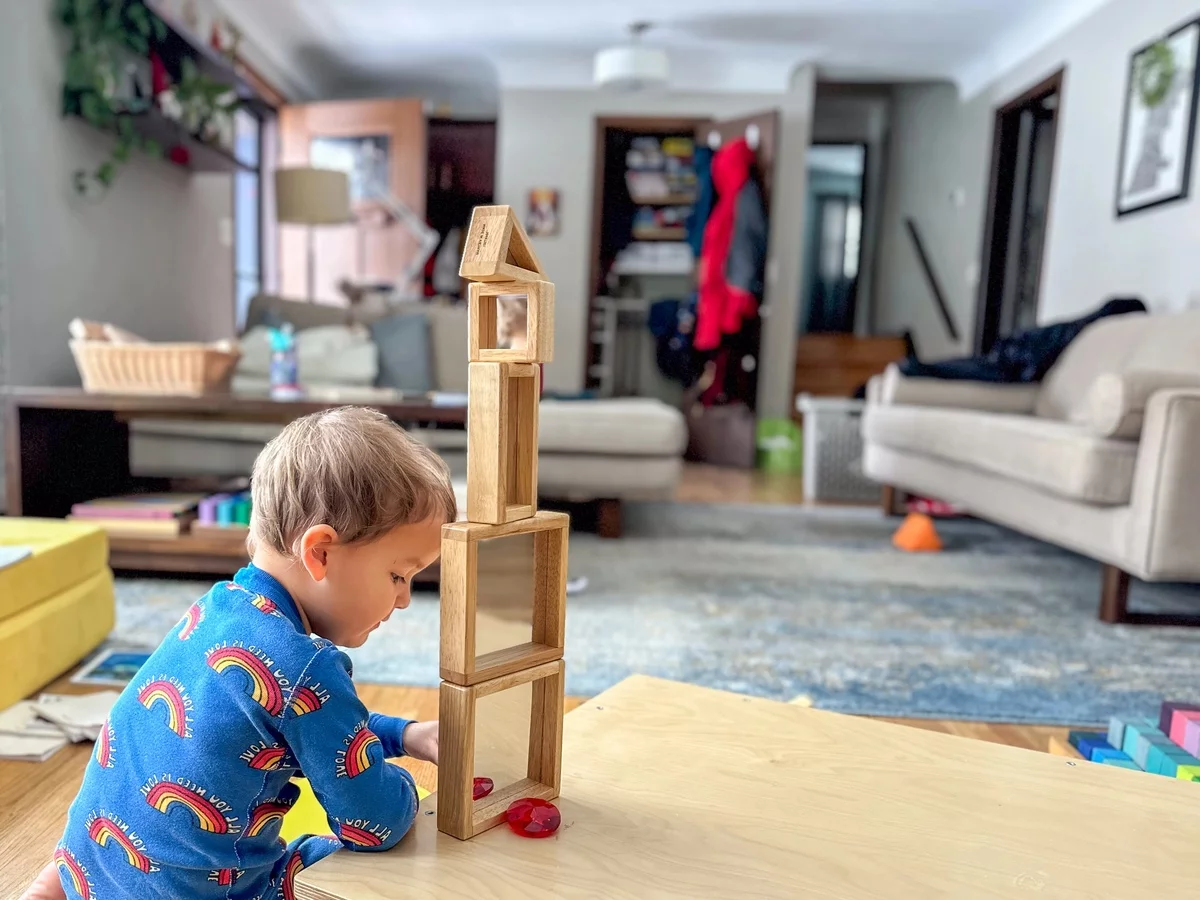 kleiner Junge spielt im Montessori Spielraum zu Hause 