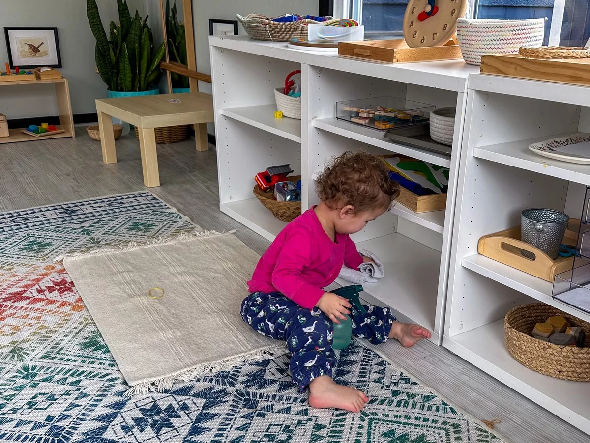 Kleinkind beim Spielen im Montessori Spielraum zu Hause 