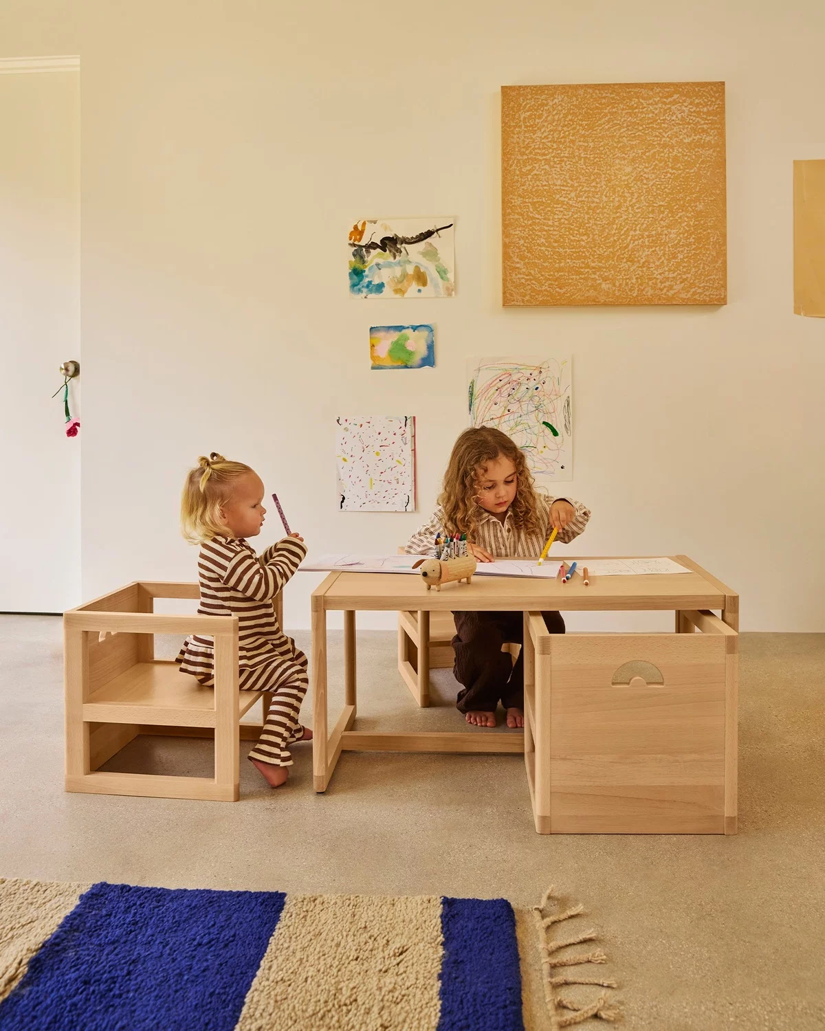 zwei Mädchen beim Spielen im Montessori Spielraum zu Hause 