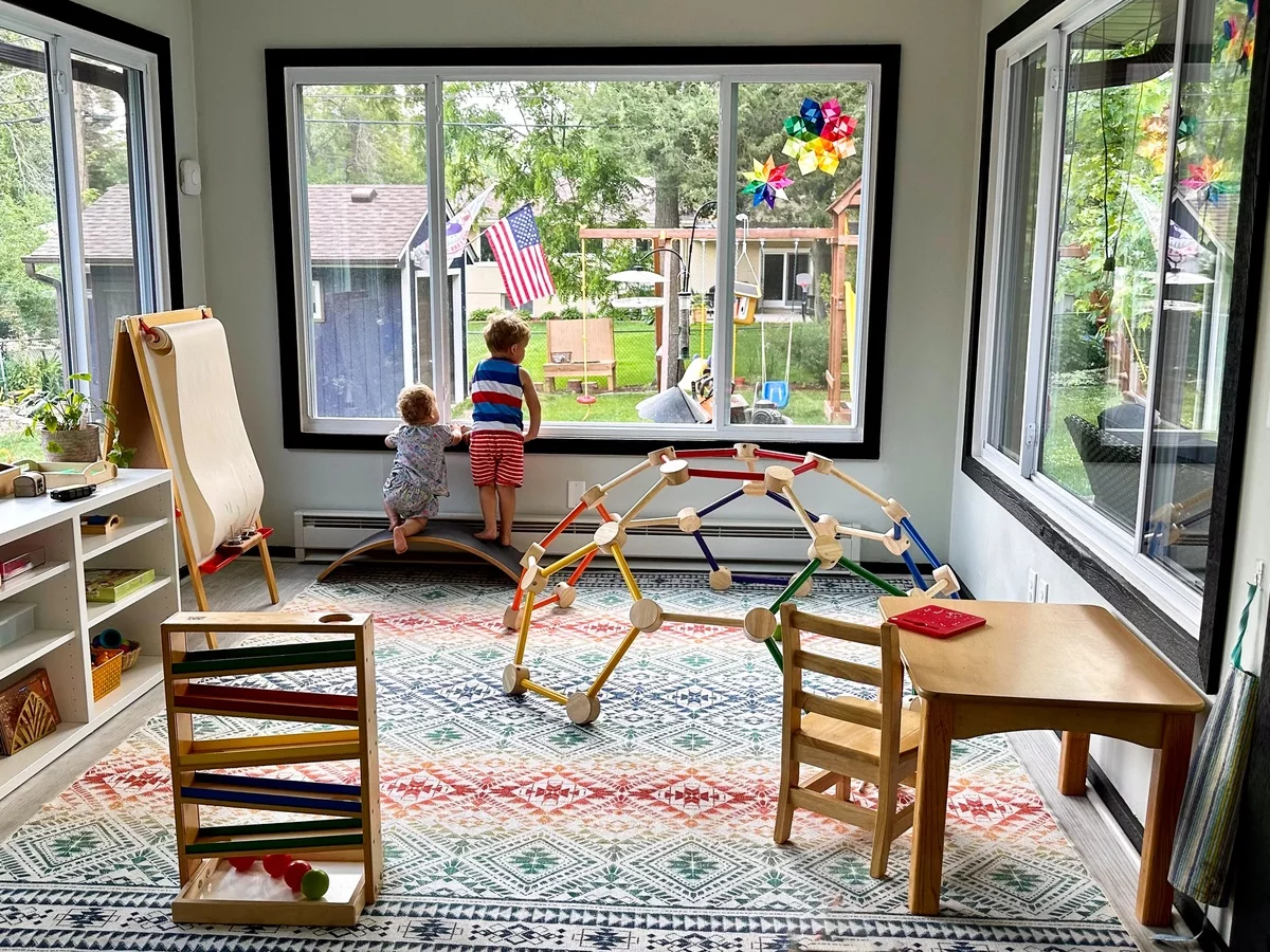 Montessori Raum drinnen - draußen viele Spielmöglichkeiten im Freien