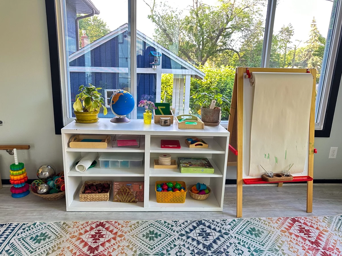 beim Spielen lernen die Kinder im Montessori Spielraum 