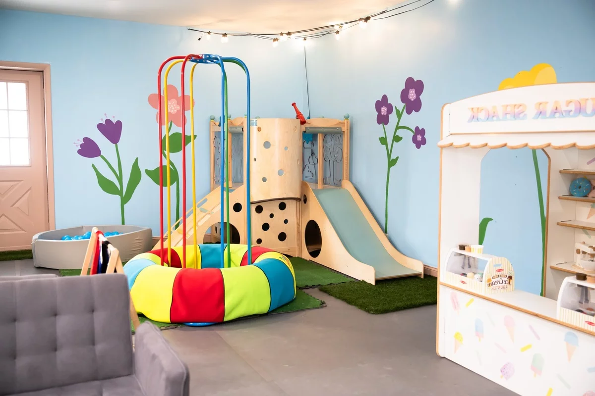 eine gut eingerichtete Spielecke im Montessori Spielraum 